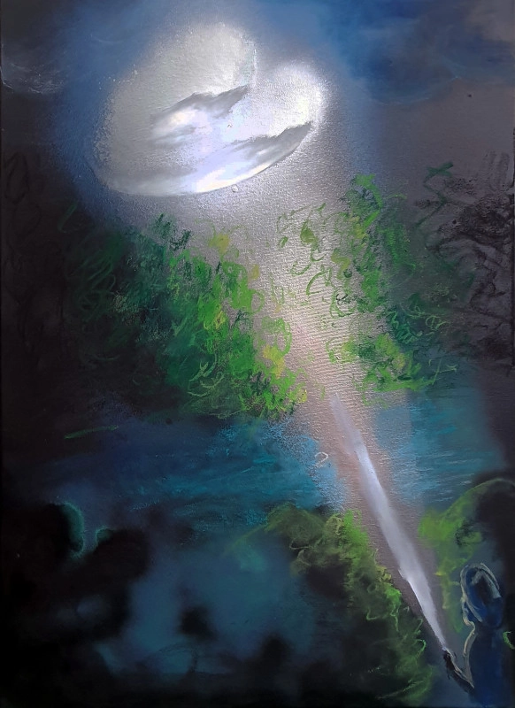 Egy barát az éjszakában a zseblámpájával világít